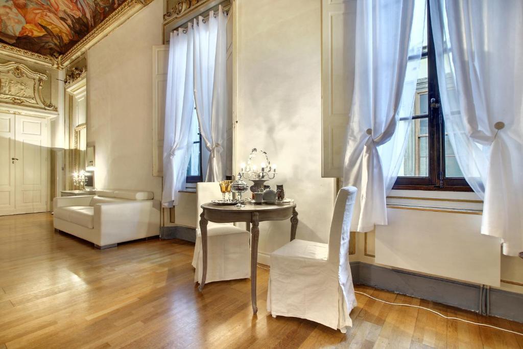 Palazzo Tolomei - Residenza D'Epoca Florence Bilik gambar